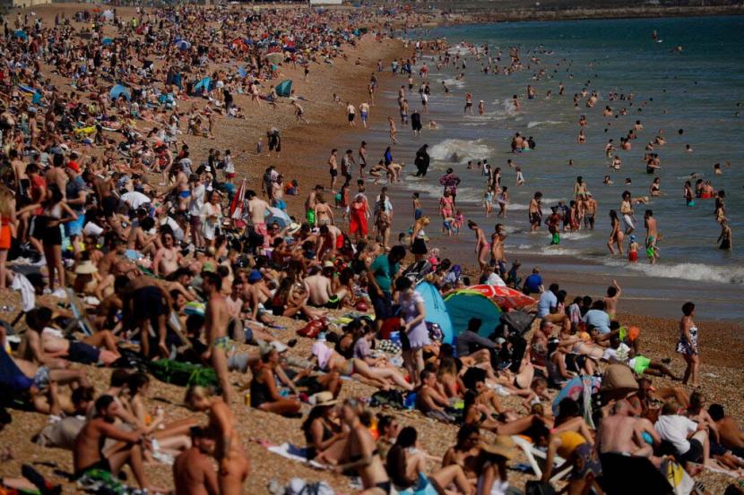 Sejarah Hari Ini: Inggris Catat Suhu Terpanas dalam Sejarah. Orang-orang memadati  pantai pada musim terpanas di Bournemouth, Inggris.  Ilustrasi