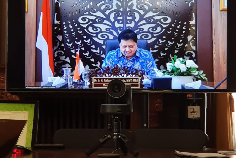 Menteri Koordinator Bidang Perekonomian Airlangga Hartarto berbicara dalam forum daring IIIF, Selasa (30/6).