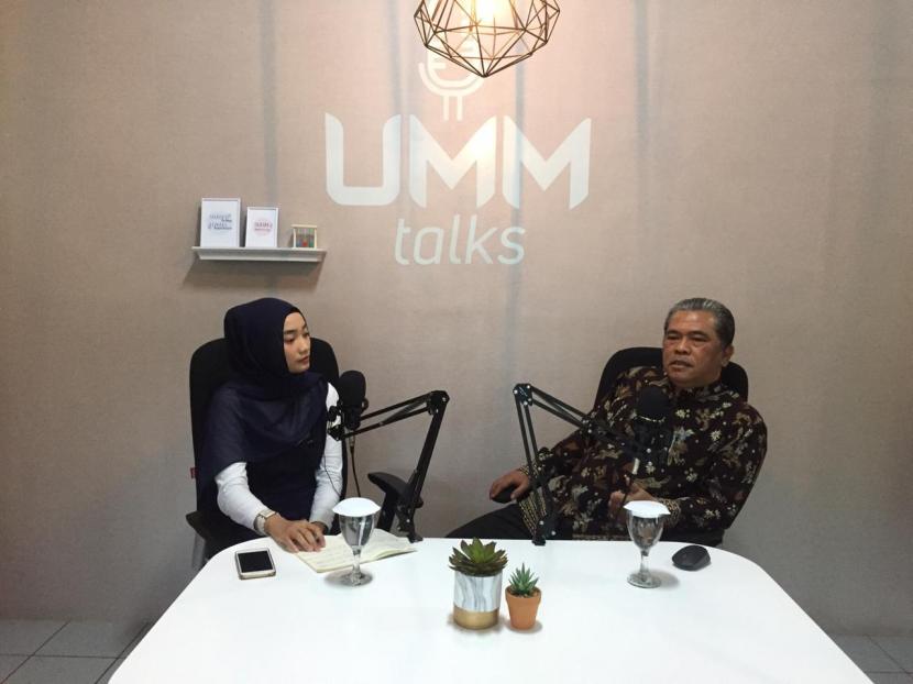 Pakar Hukum dari Universitas Muhammadiyah Malang (UMM), Tongat (kanan) saat mengikuti kegiatan talkshow.