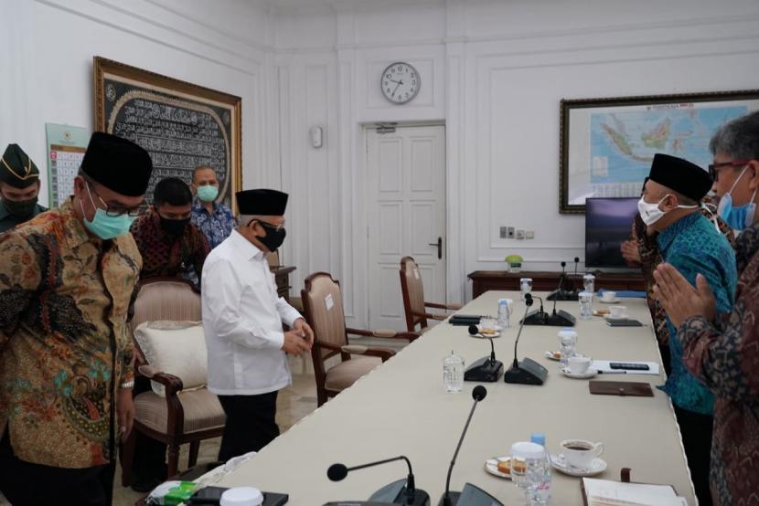 Wakil Presiden Ma’ruf Amin saat menerima Menteri Koperasi dan Usaha Kecil, Teten Masduki dan jajaran di rumah dinas Wapres, Jakarta, Rabu (1/7).