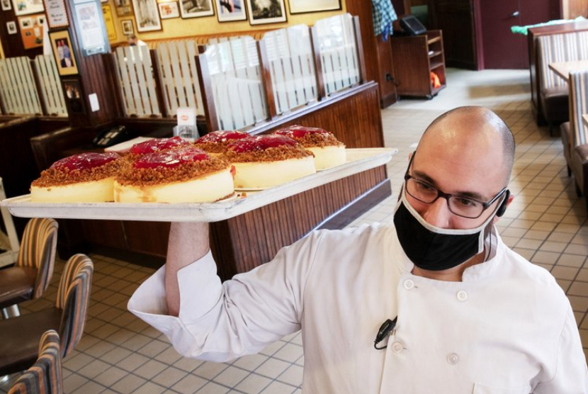 Staf di Junior's Restaurant di New York, Amerika Serikat, siap menyajikan cheesecakes. New York diperkirakan menunda pembukaan dunia usaha tahap ke-3 yang seharusnya dilakukan mulai 6 Juli. 
