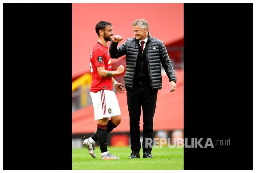 Pelatih Manchester United Ole Gunnar Solskjaer salam siku dengan Bruno Fernandes.