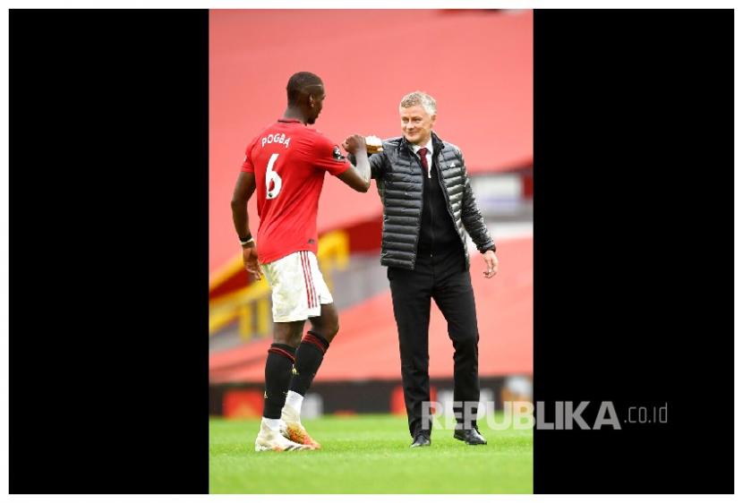  Pelatih Manchester United Ole Gunnar Solskjaer salam siku dengan gelandang Manchester United Paul Pogba.