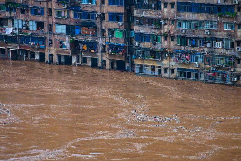 Foto yang dirilis Kantor Berita Xinhua menunjukkan banjir di Distrik Qijiang, Kotamadya Chongqing, di barat daya China pada 1 Juli 2020. 