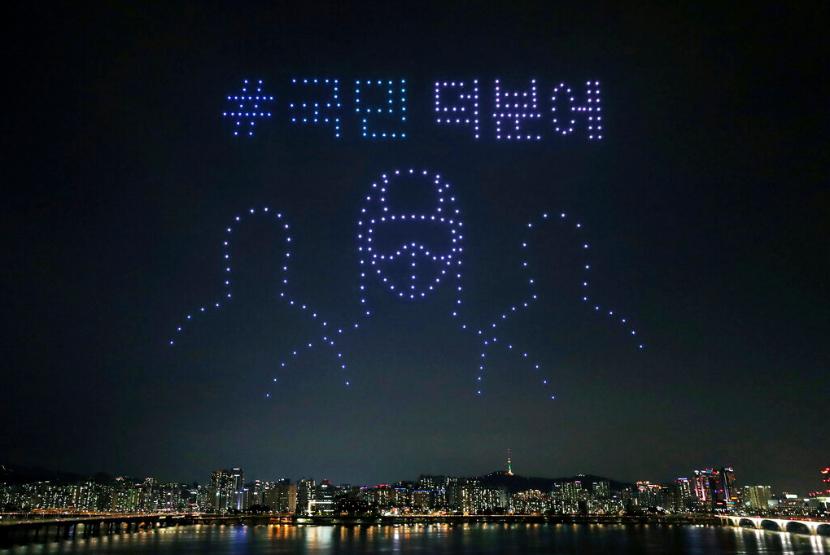 Sekitar 400 drone diterbangkan di atas Sungai Han, Seoul, Korea Selatan, membentuk sejumlah ilustrasi dan apresiasi kepada petugas medis yang bekerja di tengah pandemi Covid-19, Sabtu (4/7).