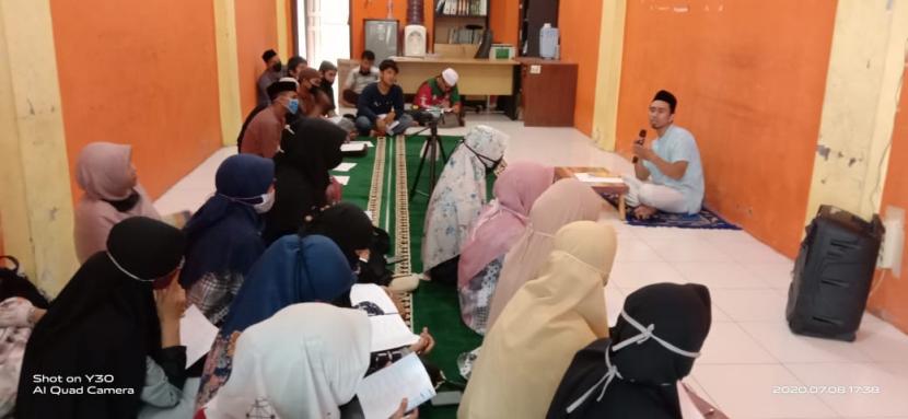 Ikatan Alumni Timur Tengah (IKAT) Aceh kembali menggelar  pengajian setelah sekian lama ditutup karena Covid-19. Kajian di bawah naugan Madhyafah IKAT ini khusus mengkaji tauhid dengan rujukan kitab Al-Kharidah Al-Bahiyyah Syekh Ahmad Ad-Dardir.