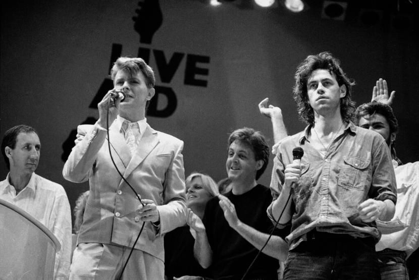 David Bowie (kiri) dan Bob Geldof (kanan) berbicara usai konser Live Aid di Wembley Stadium, London, Sabtu 13 Juli 1985. Konser rock yang diadakan di dua negara ini bertujuan mengumpulkan dana bagi penanggulangan kelaparan di Afrika.