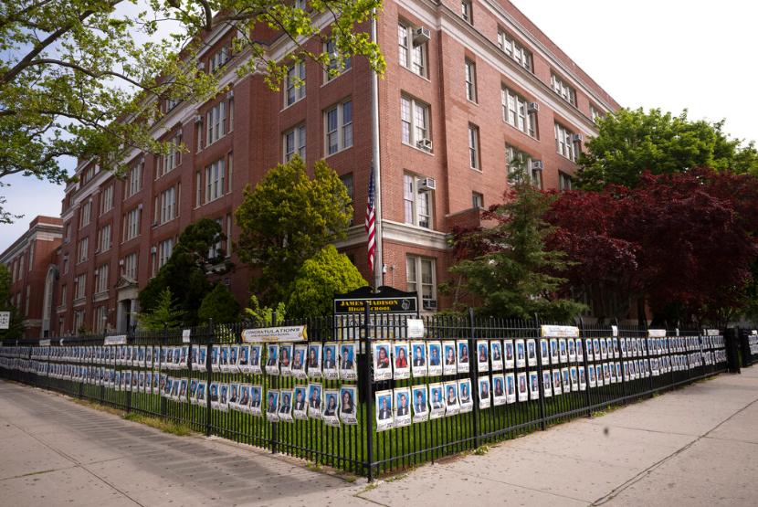 Deretan foto siswa yang lulus pada 2020 di Brooklyn's James Madison High School, New York, Rabu (27/5).