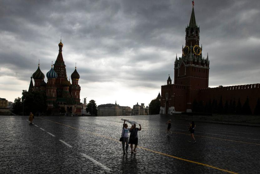 Aktivitas warga di Red Square, Moskow, Rusia, Selasa (7/7).