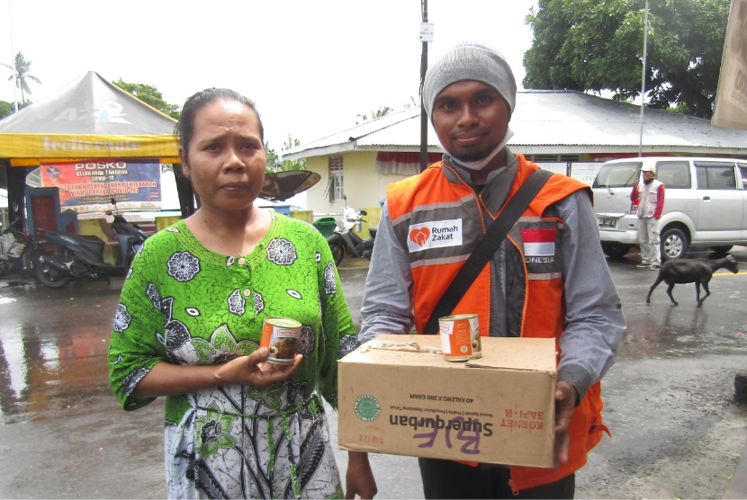 Sebanyak 200 kaleng kornet Superqurban disalurkan kepada 40 penerima manfaat di Kelurahan Loto, Kecamatan Ternate Barat.