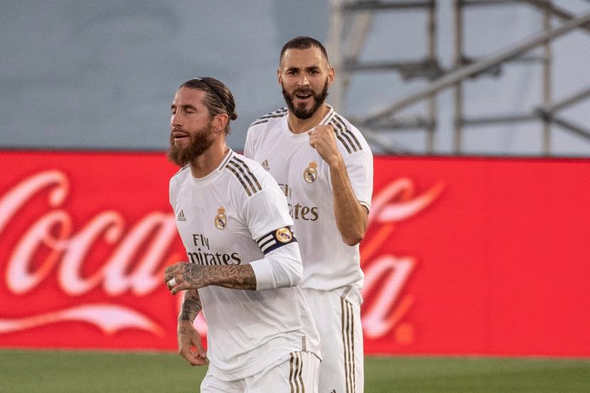 Karim Benzema (kanan) dari Real Madrid merayakan dengan Sergio Ramos setelah mencetak gol selama pertandingan sepak bola LaLiga Spanyol antara Real Madrid dan Villarreal CF yang diadakan di Stadion Alfredo Di Estefano, di Madrid, Spanyol, 16 Juli 2020.