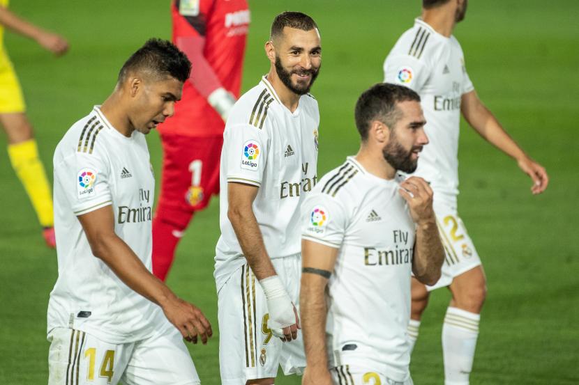 Karim Benzema (C) Real Madrid merayakan dengan rekan satu timnya setelah mencetak gol keduanya selama pertandingan sepak bola LaLiga Spanyol antara Real Madrid dan Villarreal CF yang diadakan di Stadion Alfredo Di Estefano, di Madrid, Spanyol, 16 Juli 2020.