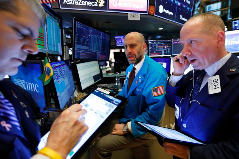 Aktivitas broker di bursa saham. Saham-saham Australia dibuka lebih rendah pada perdagangan Senin (20/7) pagi. 