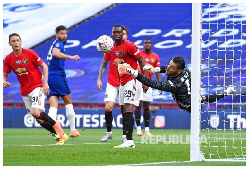 Penjaga gawang Manchester United (MU) David de Gea berhasil menepis bola, Chelsea melaju ke final Piala FA setelah membungkam MU dengan skor 3-1 di Stadion Wembley, Senin (20/7) dini hari WIB.