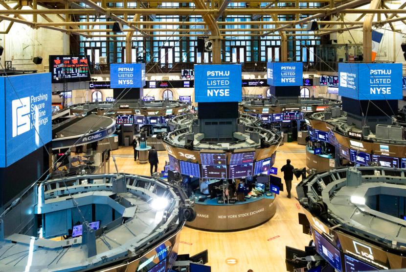 Aktivitas di Bursa saham New York (New York Stock Exchange). Kabar mengenai Presiden Donald Trump yang terinfeksi Covid-19 telah menyebabkan ketidakpastian di pasar saham Amerika Serikat (AS). 
