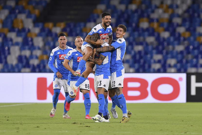 Napoli Elseid Hysaj, tengah, merayakan mencetak gol pertama selama pertandingan sepak bola Serie A Italia antara Napoli dan Sassuolo, di stadion San Paolo di Naples, Italia, Sabtu, 25 Juli 2020.