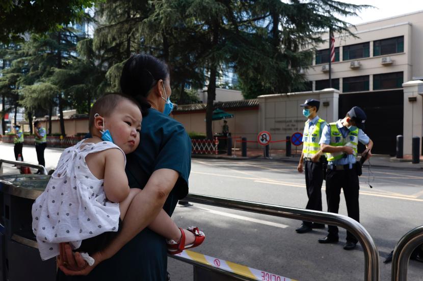  Otoritas kesehatan di provinsi barat daya Sichuan, China akan mengizinkan individu yang belum menikah untuk memiliki anak secara legal. 