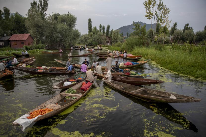 OKI Tolak Pembahasan Sengketa Kashmir. Para lelaki Kashmir menjual produk mereka di pasar sayur terapung di Danau Dal di Srinagar, Kashmir yang dikuasai India, Ahad, 26 Juli 2020. 