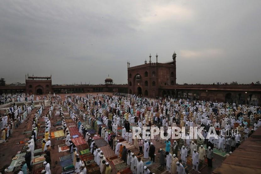 India diprediksi akan menjadi negara dengan populasi Muslim terbanyak. Ilustrasi umat Muslim India di Masjid Jama di New Delhi, India, Sabtu (1/8/2020). 