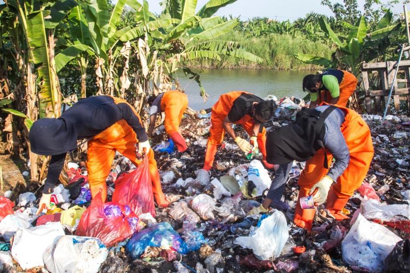 Komunitas peneliti muda dari UIN Maulana Malik Ibrahim Malang, Environmental Green (Evigreen Society) menyebut Kali Surabaya sudah dalam keadaan darurat mikroplastik. 