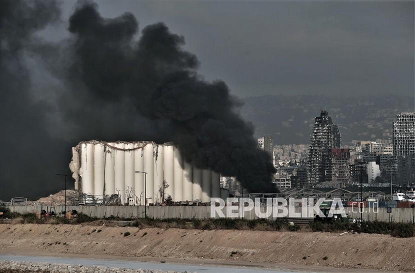 Asap mengepul dari lokasi ledakan di pelabuhan Beirut, Lebanon, Selasa (4/8/2020). 