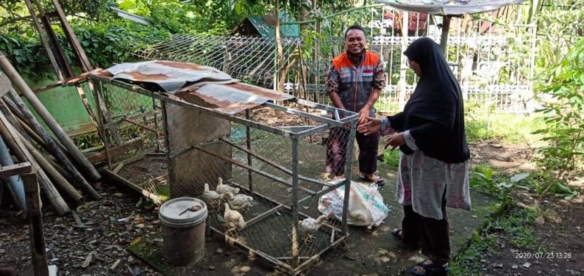 Majelis Ta’lim Al Jannah Kampung islam Lebah menerima bantuan bibit anak ayam dari Rumah Zakat, Kamis (23/7). Bantuan bibit diberikan sebagai bagian dari program ketahanan pangan yang digulirkan oleh Rumah Zakat di desa berdaya.