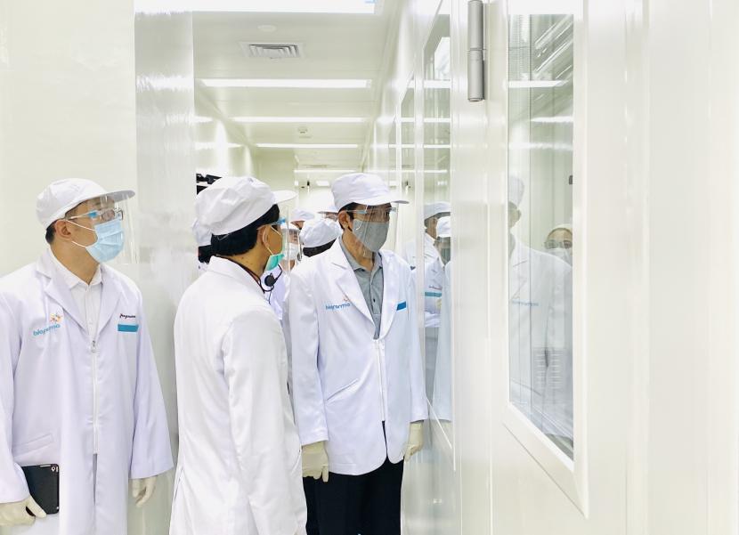 Presiden Joko Widodo meninjau fasilitas produksi dan pengemasan Vaksin COVID-19 di PT Bio Farma (Persero) Bandung.