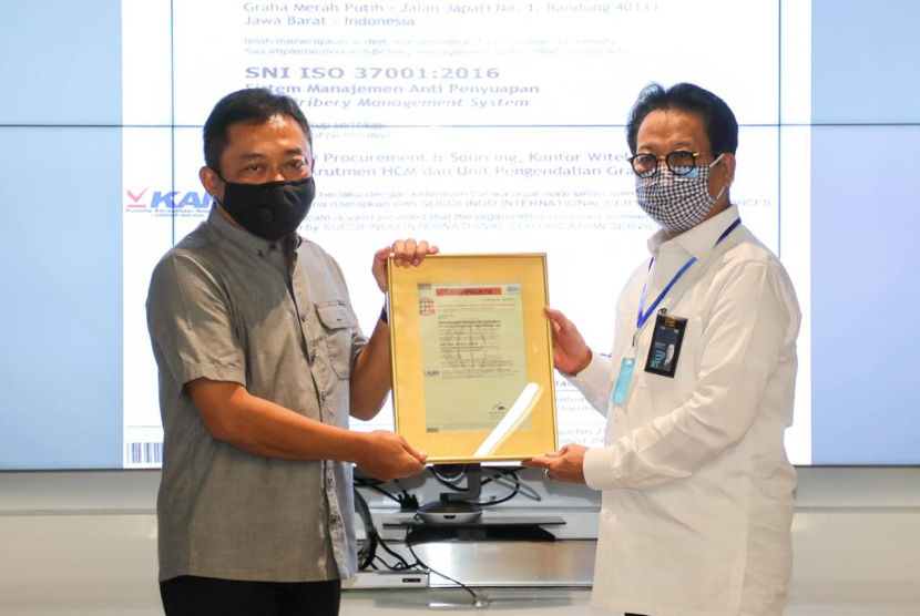    Direktur Utama Telkom Ririek Adriansyah (kiri) menerima sertifikat ISO 37001:2016 setelah Telkom menjalani sertifikasi penerapan Sistem Manajemen Anti Penyuapan sesuai dengan standar internasional, yang diserahkan oleh Direktur Utama Sucofindo Bachder Djohan Buddin (kanan) di Jakarta, Kamis (13/8).
