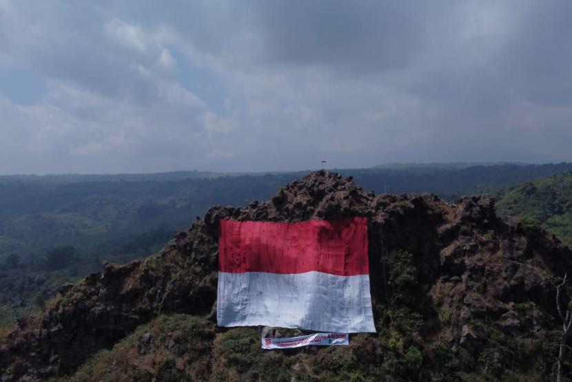 Puluhan relawan kemanusiaan dari berbagai organisasi di Kabupaten Purwakarta punya cara unik memperingati 75 Tahun Kemerdekaan Republik Indonesia. Para relawan mengibarkan bendera merah purih berukuran raksasa di tebing Gunung Purba Patenggeng, Senin (17/8).