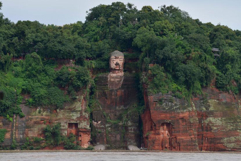 Situs Warisan Dunia Leshan Giant Buddha di Provinsi Sichuan terancam banjir.