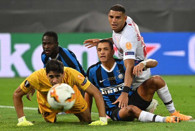 Alexis Sanchez (kedua dari kanan) menyaksikan bola bergulir ke arah gawang Inter Milan