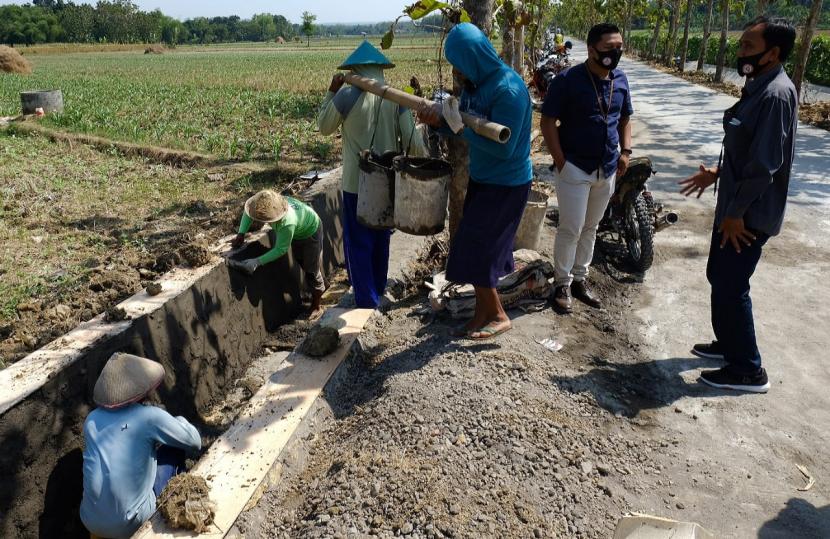 Pekerjaan pembangunan talud irigasi sepanjang 300 meter bantuan PT Semen Indonesia (persero) Tbk (SIG) di Dusun Wonorejo, Desa Tanjungharjo, Kecamatan Ngaringan, Kabupaten Grobogan, baru baru ini. Proses pekerjaan ini dilakukan secara padat karya tunai melibatkan 58 warga setempat yang kehilangan pekerjaan akibat dampak pandemi Covid-19.
