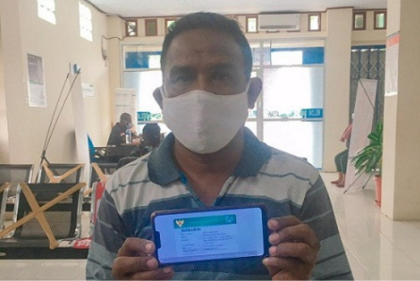 Kosmos Kopong Ama (38 tahun) menyatakan kebanggaannya dalam memanfaatkan aplikasi Mobile JKN.