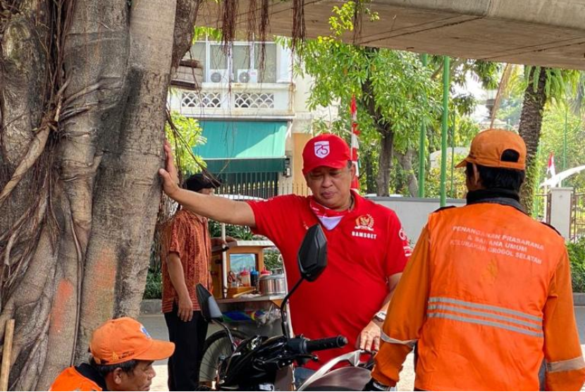 Ketua MPR Bambang Soesatyo ngobrol bareng tukang sapu jalanan. 