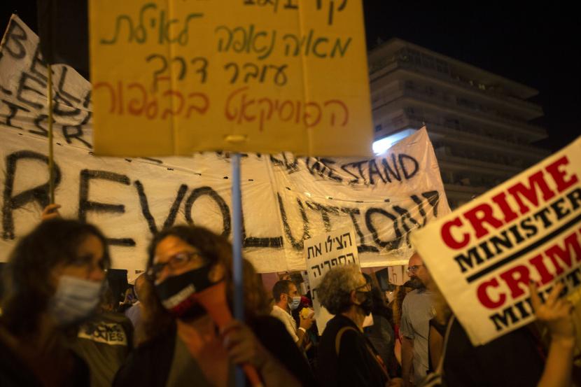   Ribuan warga Israel berunjuk rasa di luar kediaman Perdana Menteri Benjamin Netanyahu di Yerusalem pada Sabtu (22/8) waktu setempat.