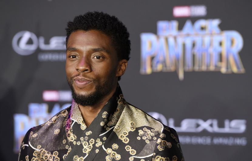Dalam file foto 29 Januari 2018 ini, Chadwick Boseman berpose saat pemutaran perdana film Black Panther di Los Angeles, AS. Boseman yang memerankan Raja T'Challa meninggal karena kanker usus besar pada Agustus 2020.