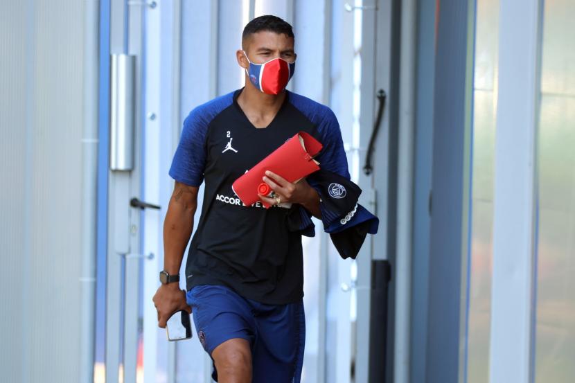 Thiago Silva tiba pada sesi latihan di kompleks olahraga Camp des Loges dekat Paris, Prancis, 25 Juni 2020.