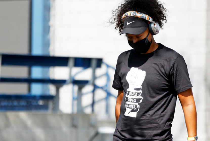 Petenis Naomi Osaka mengenakan kaus bertuliskan Black Lives Matter menjelang tampil di Western and Southern Open, Jumat (28/8).