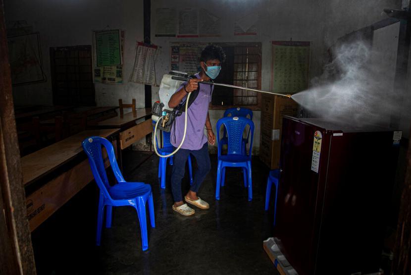 Petugas melakukan penyemprotan disinfektan di Gauhati, India, Ahad (6/9). India mencatat 4 juta kasus Covid-19 dan menjadikannya negara kedua dengan kasus tertinggi di dunia.