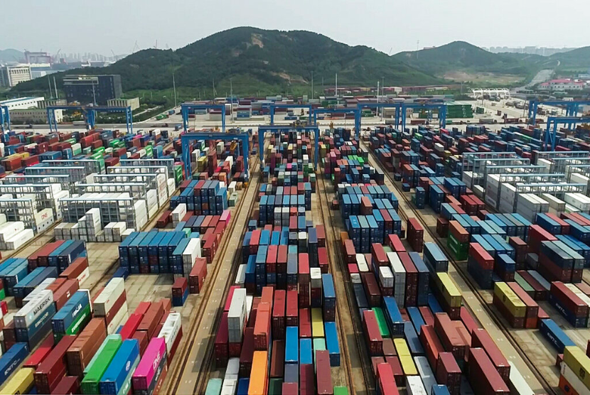 Barisan kontainer tersusun di Pelabuhan Qingdao di Provinsi Shandong, China, Selasa (1/9). Ekspor China menyusut tajam pada bulan Desember karena permintaan global menurun, menyoroti risiko pemulihan ekonomi negara itu tahun ini.