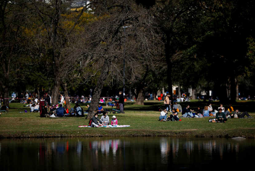 Warga menikmati siang di Palermo Park di Buenos Aires, Argentina, Sabtu (5/9).