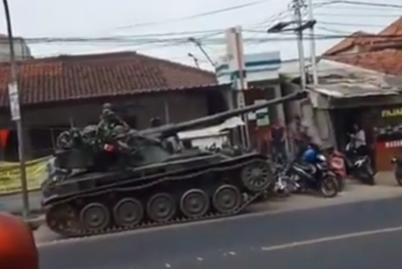Tank tempur milik TNI AD menabrak gerobak dan sejumlah sepeda motor di jl Rajamandala, kecamatan Cipatat, Kabupaten Bandung Barat, Kamis (10/9).