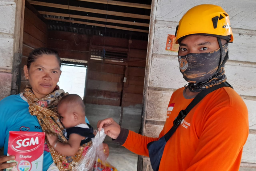 Rumah Zakat Action salurkan bantuan kepada korban kebakaran di Jalan Ir Sitanala Talake Depan Dok Pegadaian Lama, Ambon. 