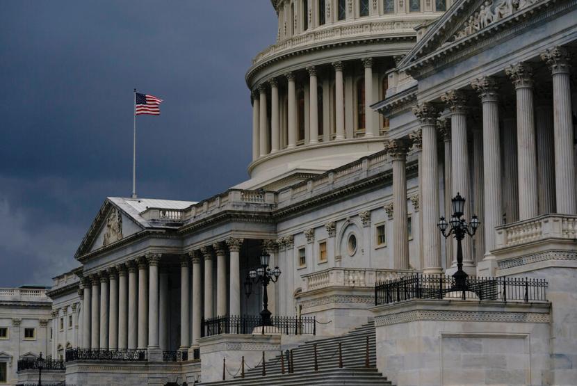 Awan gelap menaungi Gedung Capitol di Washington, beberapa waktu lalu. Defisit anggaran AS telah mencapai rekor tertinggi lebih dari 3 triliun dolar AS pada tahun ini.