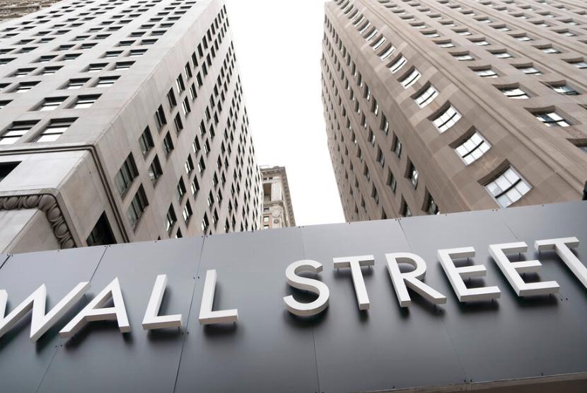 Wall Street menguat tajam dengan S&P 500 dan Dow Jones mencatat rekor penutupan tertinggi pada akhir perdagangan Senin (16/11)