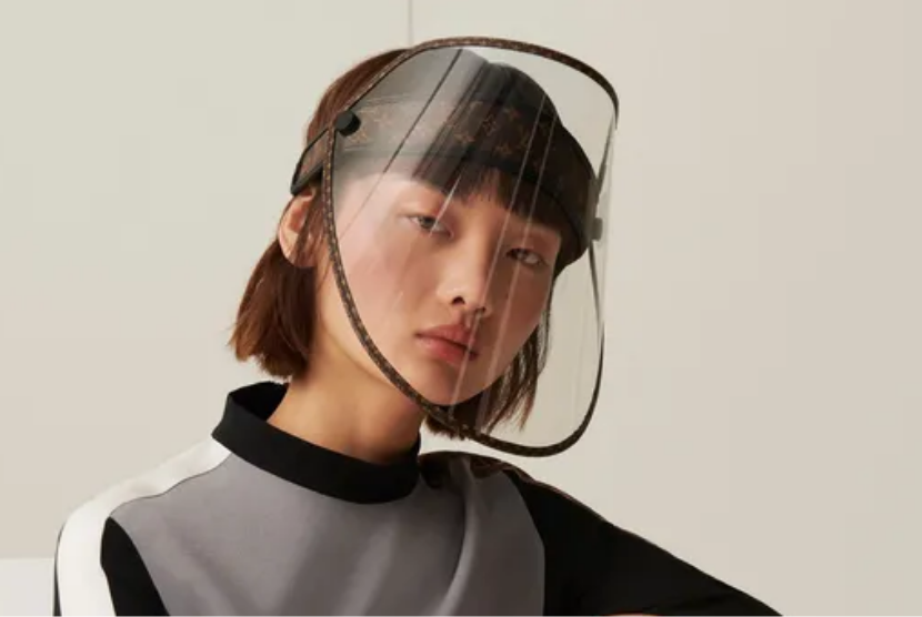 Face shield Louis Vuitton menjadi alat pelindung diri sekaligus fashion statement dan simbol status.