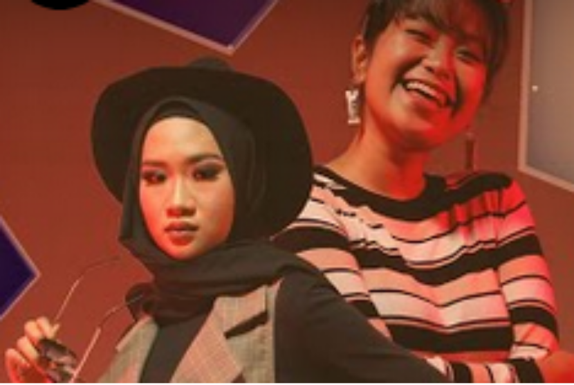 Salwa Jasmine dan Siti Rosalia bawakan lagu Soulmate yang telah diaransemen ulang.