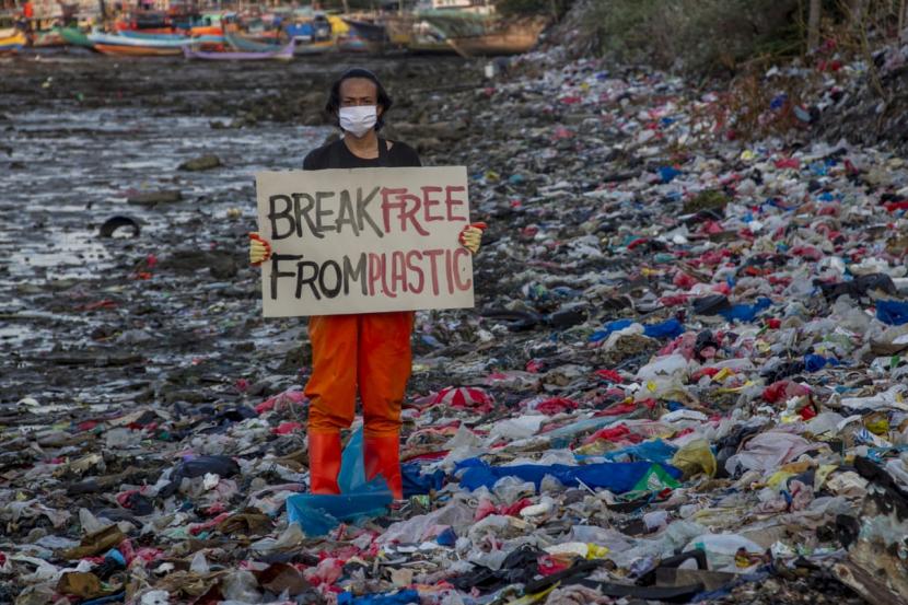 Lembaga Ecoton, Komunitas Rumah Kreatif Mencorek dan Kelompok Cakrawala Surya dari Universitas Muhammadiyah Lamongan menemukan timbunan sampah plastik di sejumlah sungai dan pantai utara Kabupaten Lamongan, Jawa Timur.