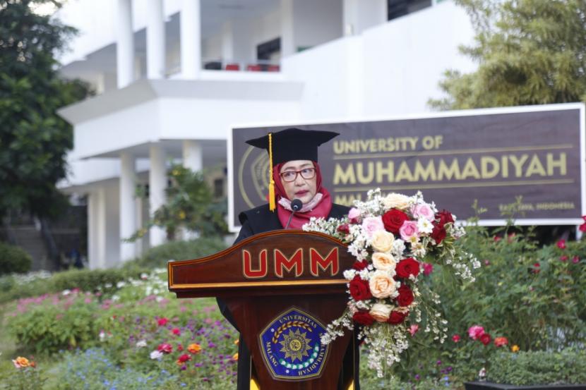 Universitas Muhammadiyah Malang (UMM) mengukuhkan guru besar bidang teknologi hasil pertanian, Profesor Elfi Anis Saati, Jumat (18/9). 
