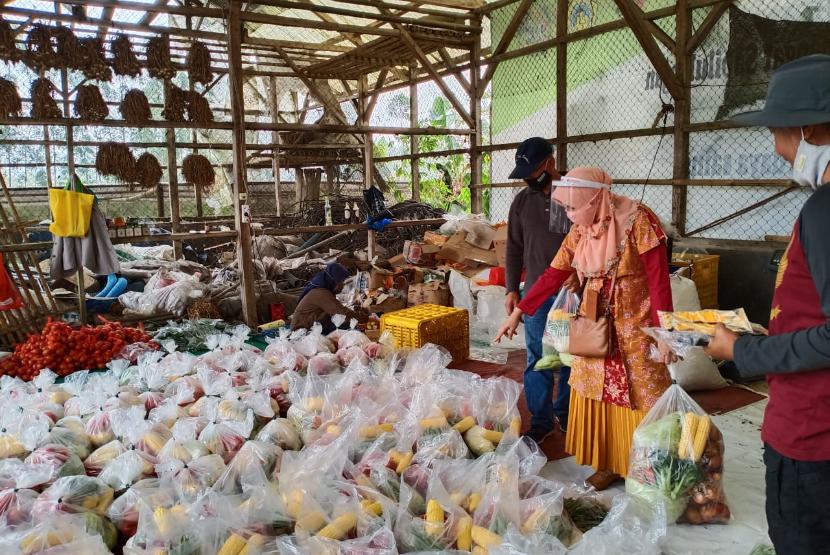 Petani memilah sayuran yang akan didistribusikan di Pasar Tani Sabilulungan, Kabupaten Bandung.
